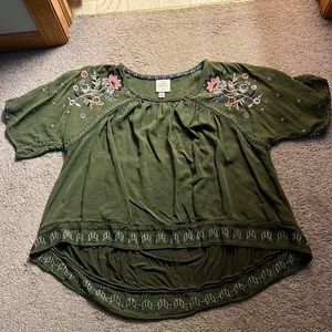Large loose short sleeve olive green top Knox Rose, hi lo, floral accents EUC